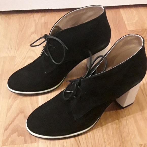 BNWT black  suede bootie with white heel - Picture 2 of 5